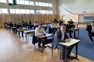 Abiturienci ZS w Wąbrzeźnie i ZSO w Wąbrzeźnie na egzaminie maturalnym.