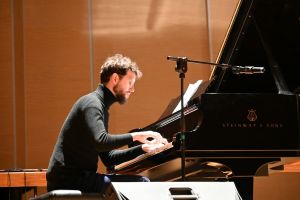 Mateusz Sobiechowski grający na pianinie