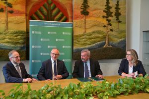 Podpisanie umowy o objęcie wsparciem bezzwrotnym przedsięwzięia pn. "Kompleksowa modernizacja energetyczna obiektów...