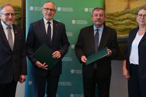 Podpisanie umowy o objęcie wsparciem bezzwrotnym przedsięwzięia pn. "Kompleksowa modernizacja energetyczna obiektów...