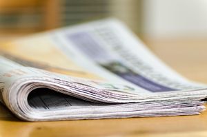 Gazeta leżąca na stole