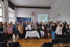 Zdjęcie grupowe z Dnia Rodzicielstwa Zastępczego