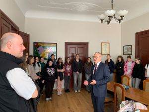 Wizyta uczniów w gabinecie Starosty Wąbrzeskiego podczas "Lekcji w Starostwie"