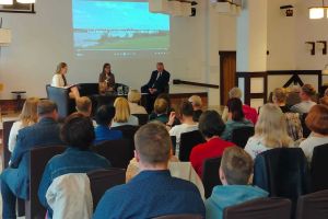 Spotkanie promujące książkę "Cisza pomiędzy drzewami. Tajemnice zapomnianych cmentarzy" w Wąbrzeskim Domu Kultury