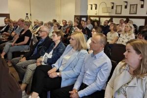Spotkanie promujące książkę "Cisza pomiędzy drzewami. Tajemnice zapomnianych cmentarzy" w Wąbrzeskim Domu Kultury