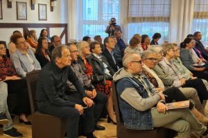 Spotkanie promujące książkę "Cisza pomiędzy drzewami. Tajemnice zapomnianych cmentarzy" w Wąbrzeskim Domu Kultury