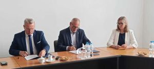 I Wicewojewoda Kujawsko-Pomorski, Starosta Wąbrzeski i Wicestarosta w trakcie podpisywania umowy