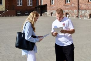 Odebranie świadectw maturalnych przez tegorocznych maturzystów Zespołu Szkół Ogólnokształcących w Wąbrzeźnie