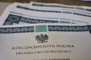 Odebranie świadectw maturalnych przez tegorocznych maturzystów Zespołu Szkół Ogólnokształcących w Wąbrzeźnie