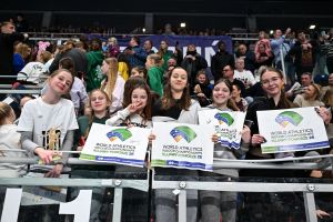 Wolontariuszki trzymające plakat WORLD ATHLETICS INDOOR CHAMPIONSHIPS KUJAWY POMORZE 26