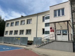 Budynek Specjalnego Ośrodka Szkolno-Wychowawczego we Wroniu podczas realizacji kompleksowej modernizacji energetycznej