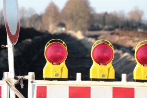 Znaki drogowe informujące o braku przejazdu