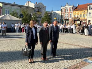 Starosta Wąbrzeski, Wicestarosta i Przewodniczący Rady Powiatu składający kwiaty pod Pomnikiem Żołnierza Polskiego