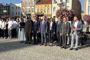 Złożenie kwiatów pod Pomnikiem Żołnierza Polskiego na Placu Jana Pawła II w Wąbrzeźnie