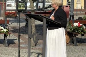 Złożenie kwiatów pod Pomnikiem Żołnierza Polskiego na Placu Jana Pawła II w Wąbrzeźnie