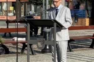 Złożenie kwiatów pod Pomnikiem Żołnierza Polskiego na Placu Jana Pawła II w Wąbrzeźnie