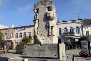 Złożenie kwiatów pod Pomnikiem Żołnierza Polskiego na Placu Jana Pawła II w Wąbrzeźnie