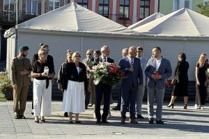 Złożenie kwiatów pod Pomnikiem Żołnierza Polskiego na Placu Jana Pawła II w Wąbrzeźnie