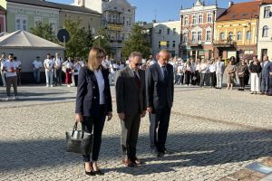 Złożenie kwiatów pod Pomnikiem Żołnierza Polskiego na Placu Jana Pawła II w Wąbrzeźnie