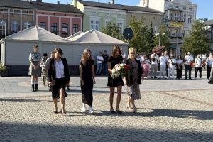 Złożenie kwiatów pod Pomnikiem Żołnierza Polskiego na Placu Jana Pawła II w Wąbrzeźnie