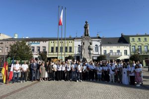 Złożenie kwiatów pod Pomnikiem Żołnierza Polskiego na Placu Jana Pawła II w Wąbrzeźnie