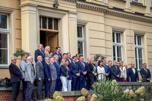 Zdjęcie grupowe uczestników Konwentu Powiatów Województwa Kujawsko-Pomorskiego w Ostromecku
