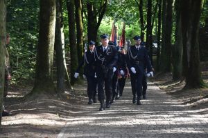 Uroczystość upamiętniająca Ofiary II wojny światowej przy pomniku na cmentarzu wojennym w Łopatkach
