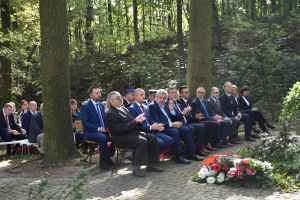 Uroczystość upamiętniająca Ofiary II wojny światowej przy pomniku na cmentarzu wojennym w Łopatkach