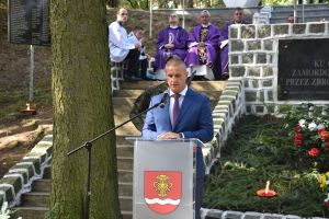 Uroczystość upamiętniająca Ofiary II wojny światowej przy pomniku na cmentarzu wojennym w Łopatkach