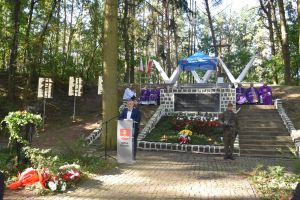 Uroczystość upamiętniająca Ofiary II wojny światowej przy pomniku na cmentarzu wojennym w Łopatkach
