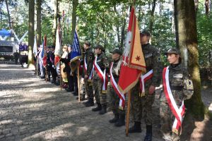 Uroczystość upamiętniająca Ofiary II wojny światowej przy pomniku na cmentarzu wojennym w Łopatkach