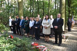 Uroczystość upamiętniająca Ofiary II wojny światowej przy pomniku na cmentarzu wojennym w Łopatkach