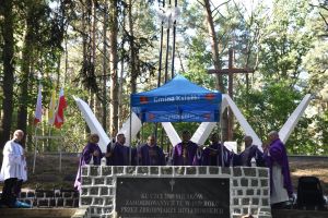 Uroczystość upamiętniająca Ofiary II wojny światowej przy pomniku na cmentarzu wojennym w Łopatkach