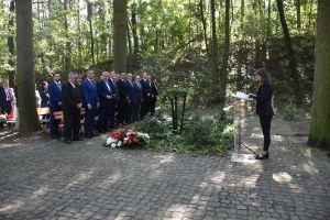 Uroczystość upamiętniająca Ofiary II wojny światowej przy pomniku na cmentarzu wojennym w Łopatkach