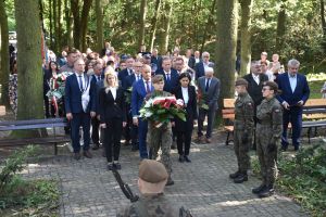 Uroczystość upamiętniająca Ofiary II wojny światowej przy pomniku na cmentarzu wojennym w Łopatkach