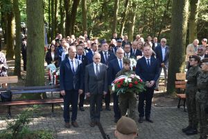 Uroczystość upamiętniająca Ofiary II wojny światowej przy pomniku na cmentarzu wojennym w Łopatkach