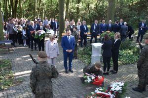 Uroczystość upamiętniająca Ofiary II wojny światowej przy pomniku na cmentarzu wojennym w Łopatkach