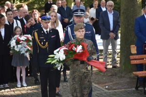 Uroczystość upamiętniająca Ofiary II wojny światowej przy pomniku na cmentarzu wojennym w Łopatkach