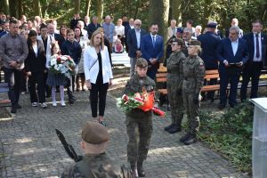 Uroczystość upamiętniająca Ofiary II wojny światowej przy pomniku na cmentarzu wojennym w Łopatkach