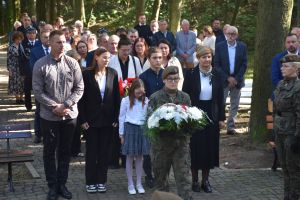 Uroczystość upamiętniająca Ofiary II wojny światowej przy pomniku na cmentarzu wojennym w Łopatkach