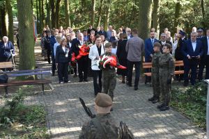 Uroczystość upamiętniająca Ofiary II wojny światowej przy pomniku na cmentarzu wojennym w Łopatkach