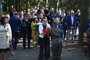 Uroczystość upamiętniająca Ofiary II wojny światowej przy pomniku na cmentarzu wojennym w Łopatkach