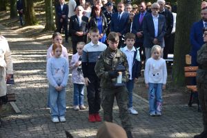 Uroczystość upamiętniająca Ofiary II wojny światowej przy pomniku na cmentarzu wojennym w Łopatkach