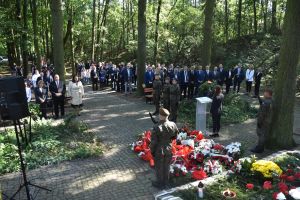 Uroczystość upamiętniająca Ofiary II wojny światowej przy pomniku na cmentarzu wojennym w Łopatkach