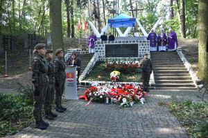Uroczystość upamiętniająca Ofiary II wojny światowej przy pomniku na cmentarzu wojennym w Łopatkach
