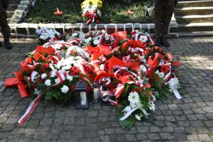 Uroczystość upamiętniająca Ofiary II wojny światowej przy pomniku na cmentarzu wojennym w Łopatkach