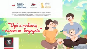 Rodzice z dziećmi na polanie, obok napis "Być z rodziną - razem w kryzysie", logo projektu i logo PCPR.