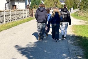 uczniowie na spacerze