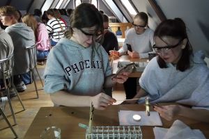 uczniowie na warsztatach