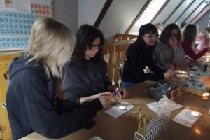 uczniowie na warsztatach